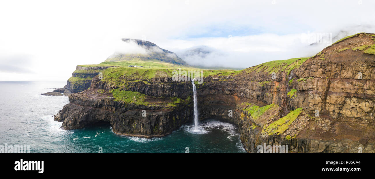 Elevata vista panoramica della cascata e scogliere, Gasadalur, funzionario ministeriale isola, isole Faerøer, Danimarca Foto Stock