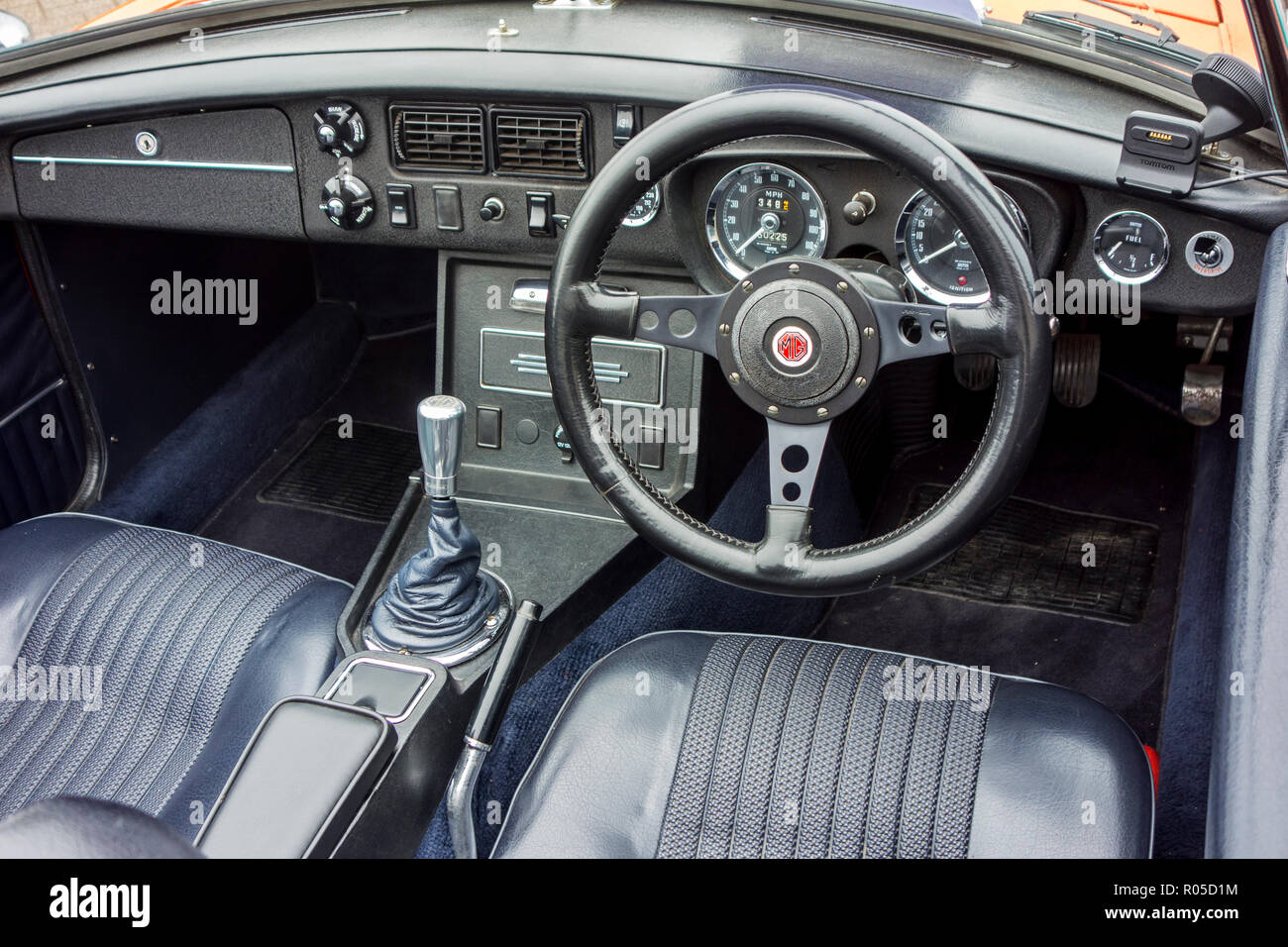 Volante e sul cruscotto di un classico 1972 MG MGB Roadster auto sportiva Foto Stock