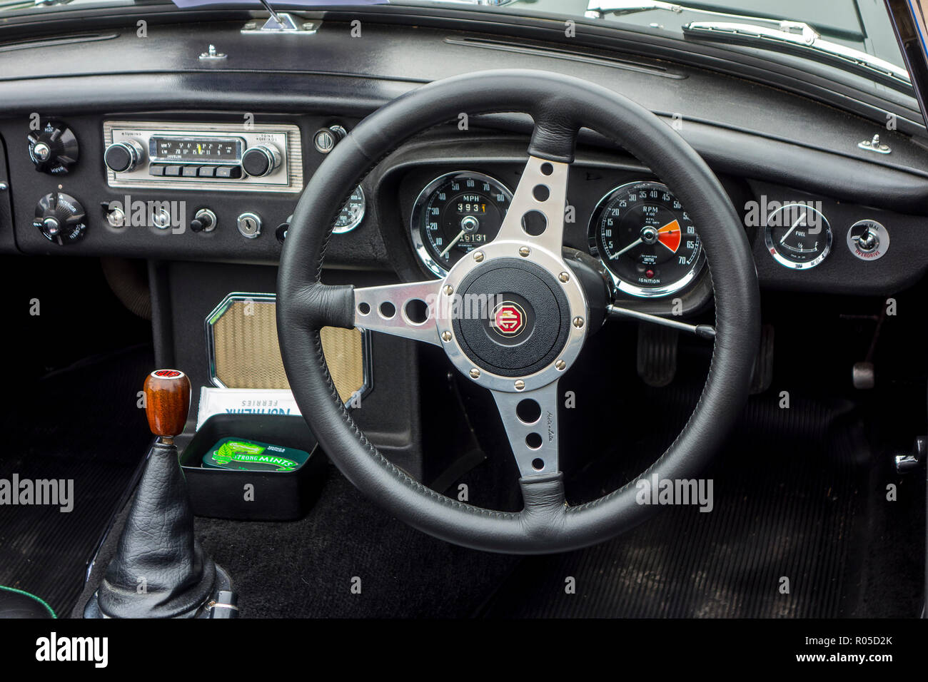 Volante e sul cruscotto di una Classic British 1966 MG B Roadster auto sportiva Foto Stock