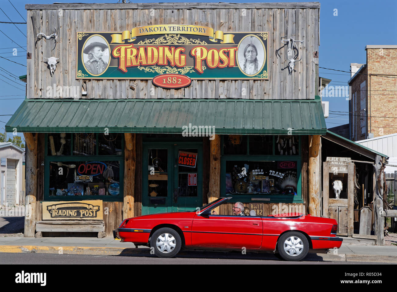 CUSTER, South Dakota, 16 Settembre 2018 : auto rossa e la vecchia Trading Post in Custer. Un trading post è stato uno stabilimento dove il commercio di beni ha preso Foto Stock