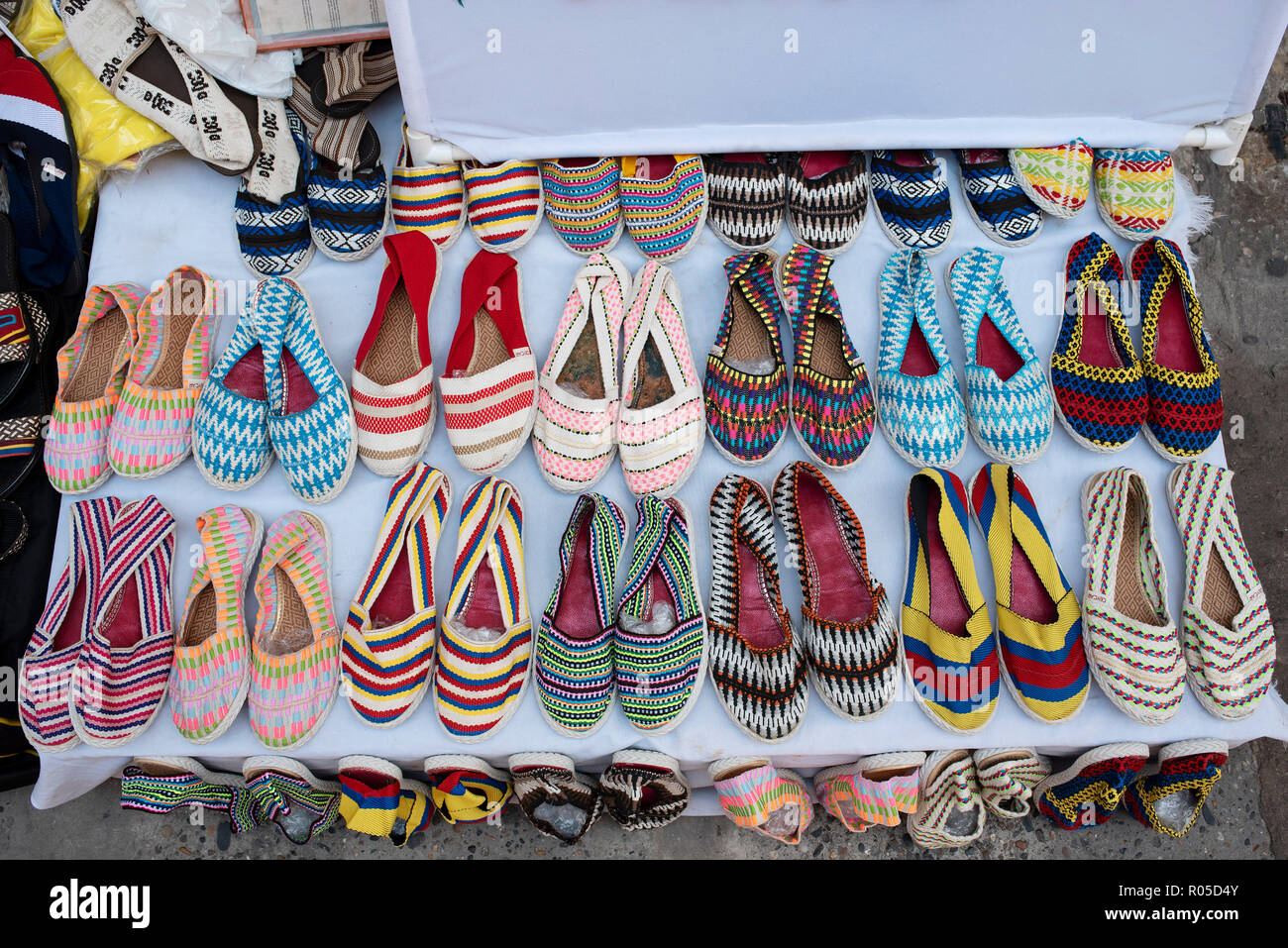 Estate a mano " espadrilles " (calzature) per la vendita in strada di Cartagena de Indias, Colombia. Ott 2018 Foto Stock