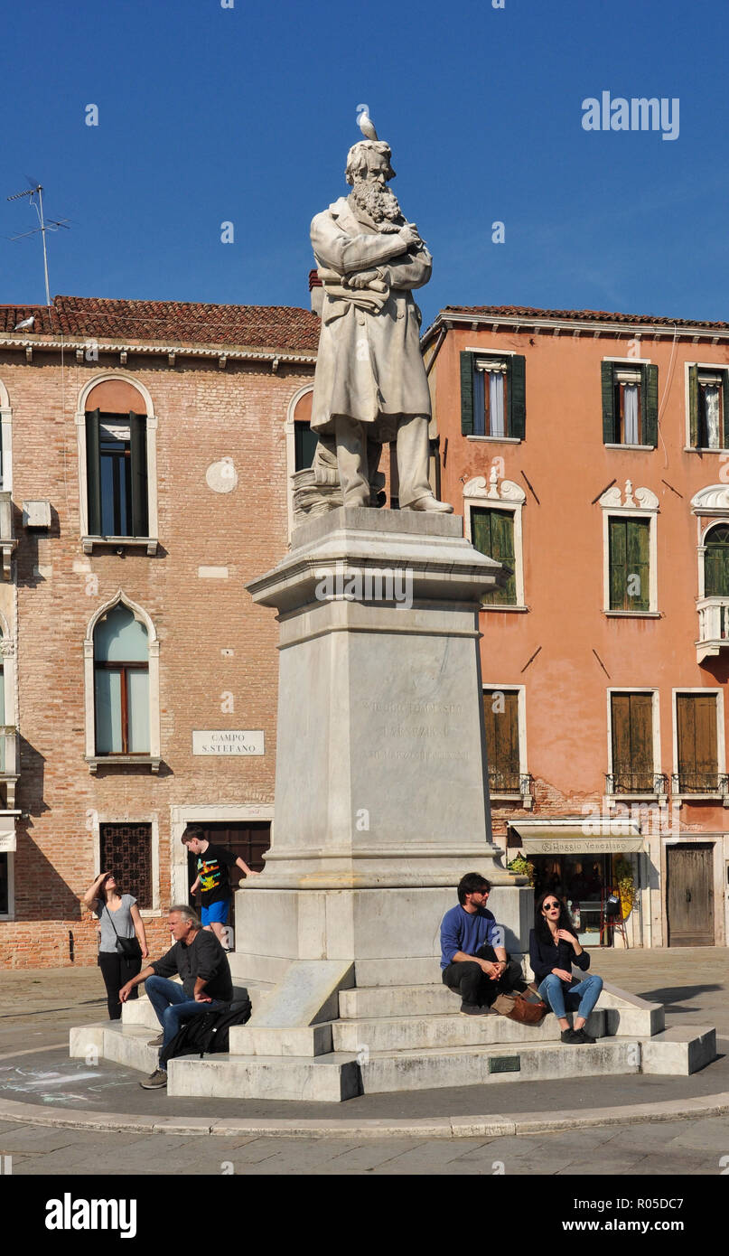 Niccolò Tommaseo statua, Campo Santo Stefano, Venezia, Italia Foto Stock