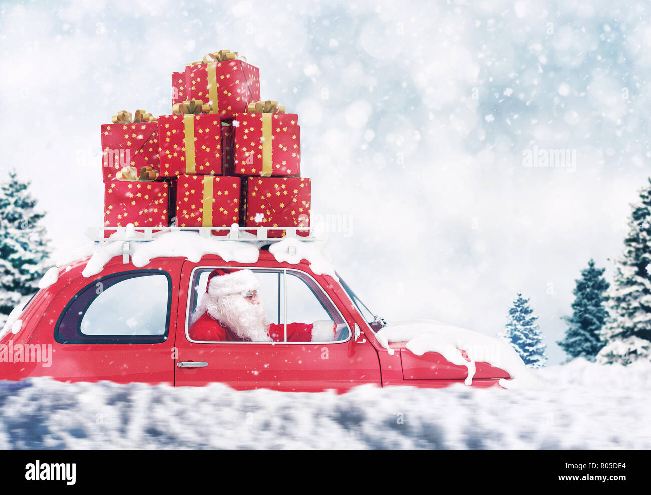 Babbo Natale su una automobile rossa piena di regalo di Natale con sfondo inverno rigidi per fornire Foto Stock