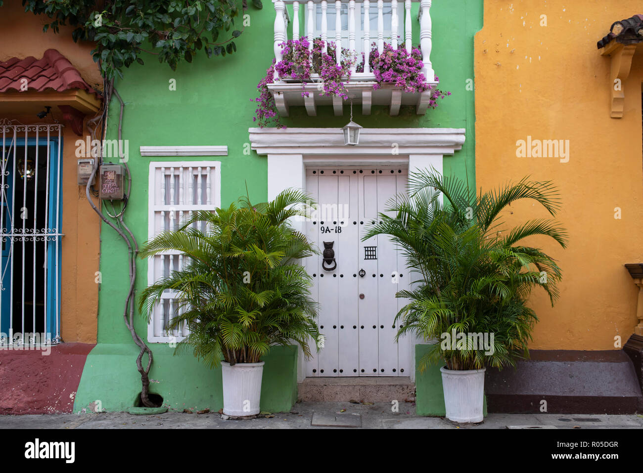 Decorate graziosamente edificio residenziale nella pittoresca città vecchia di Getsemani. Cartagena, Colombia. Ott 2018 Foto Stock