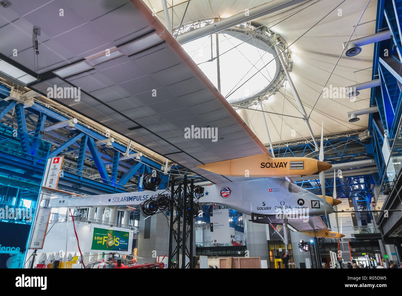 Parigi, Francia - 6 Ottobre 2018: mostra del famoso Solar Impulse HB-SIA electric aircraft durante la fiera della scienza 2018 nella sala della città Foto Stock