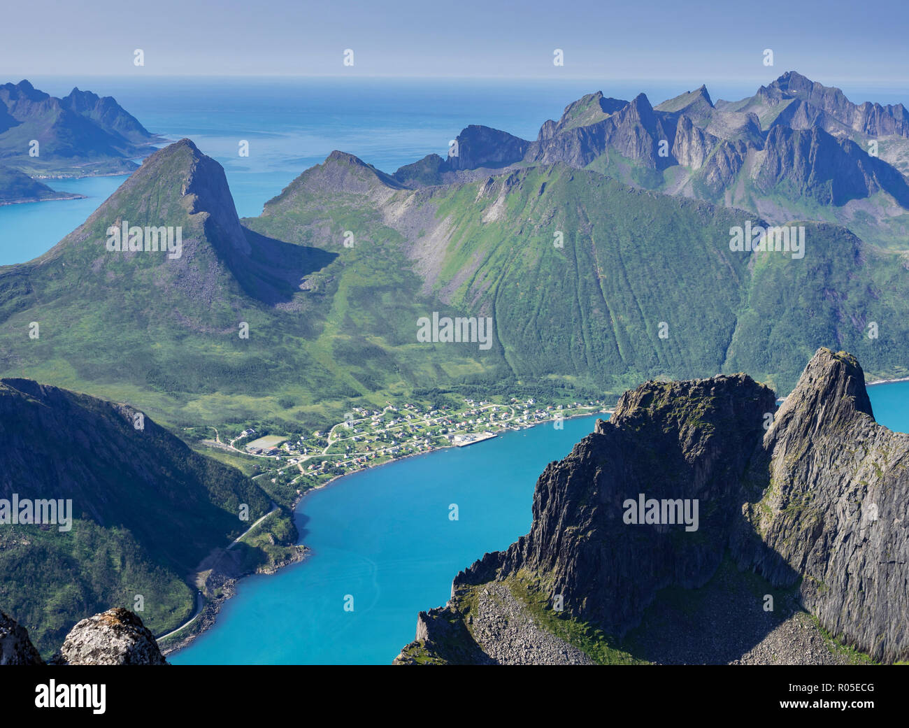 Vista sul fiordo Örnfjord, villaggio Fjordgard, picco di Segla (sinistra) e Hesten, visto dalla montagna Grytetippen, isola Senja, Troms, Norvegia Foto Stock