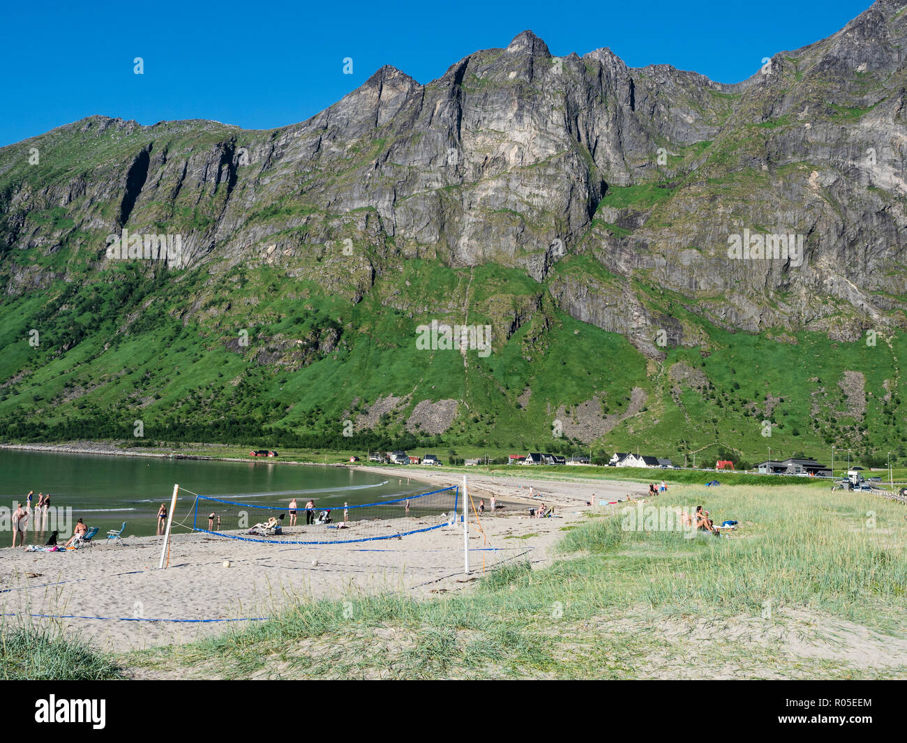 Spiaggia Ersfjordstranden, fiordo Ersfjord, area ricreativa pubblica, Beach volley, vista della catena montuosa Okshornan, isola Senja, Troms, Norvegia settentrionale Foto Stock