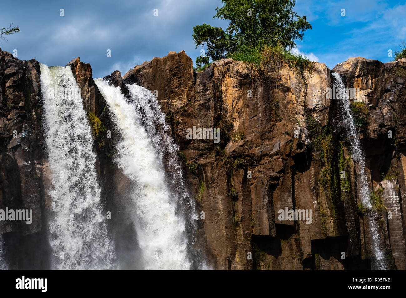 Caduta di acqua nelle montagne in Guatemala Foto Stock