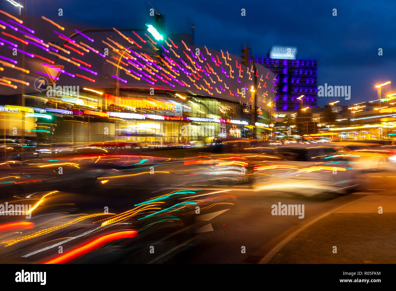 Berliner Platz, nel centro di Essen, centro commerciale piazza Limbecker Platz, Magna Tower edificio per uffici, traffico di sera, Germania Foto Stock