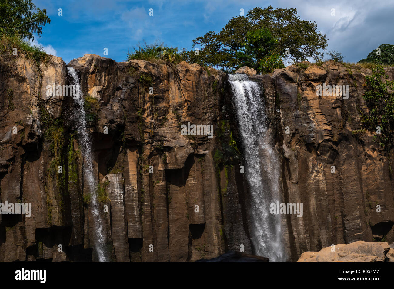 Caduta di acqua nelle montagne in Guatemala Foto Stock