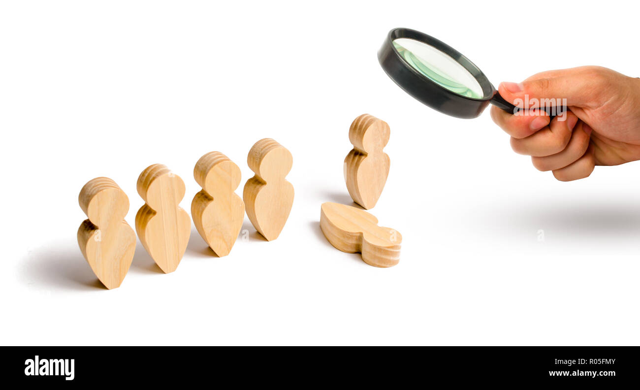 Lente di ingrandimento è guardando le persone sono nella formazione, verde uno di loro è caduto a terra. Il concetto di dati statistici. Punto debole, decl Foto Stock