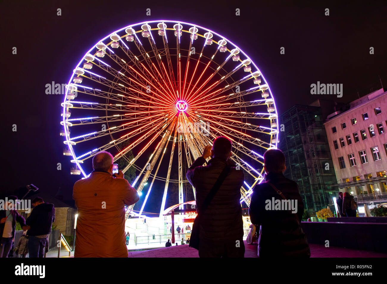 Essen Festival di Luce, luce installazioni artistiche nel centro della città di Essen, illuminato ruota panoramica Ferris a piazza Burgplatz, Germania Foto Stock