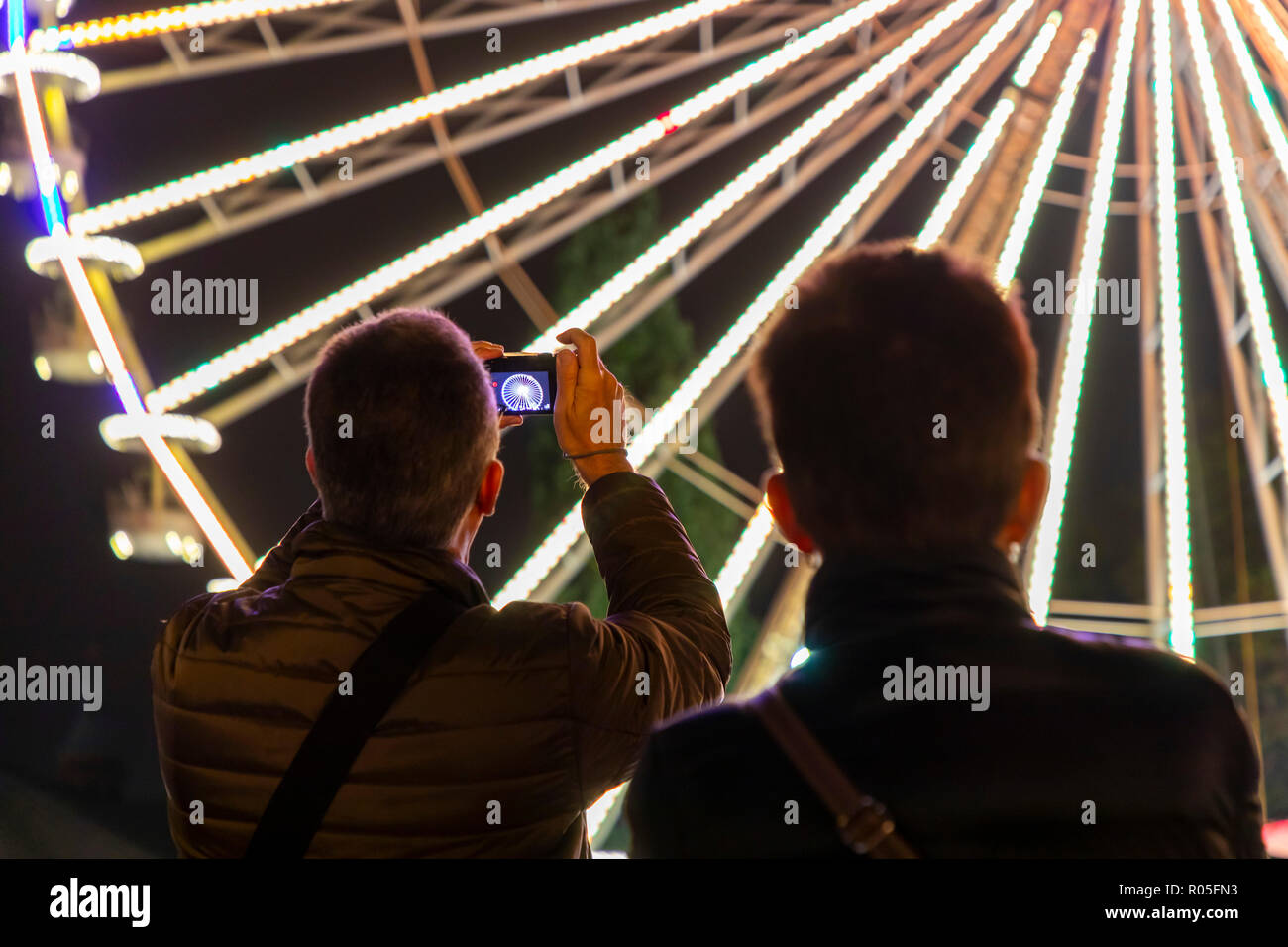 Essen Festival di Luce, luce installazioni artistiche nel centro della città di Essen, illuminato ruota panoramica Ferris a piazza Burgplatz, Germania Foto Stock