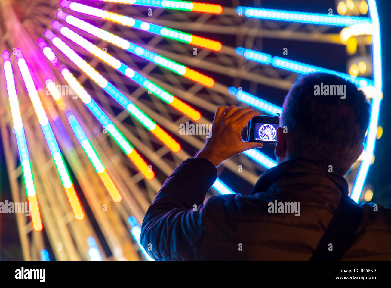 Essen Festival di Luce, luce installazioni artistiche nel centro della città di Essen, illuminato ruota panoramica Ferris a piazza Burgplatz, Germania Foto Stock