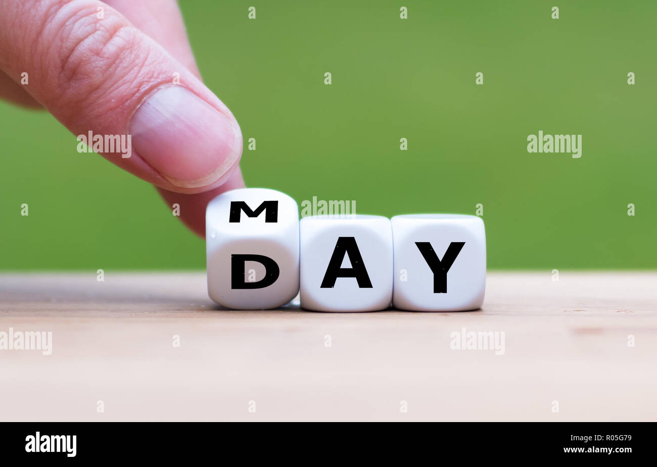 È a mano ruotando un dado e cambia la parola 'may' a 'day' Foto Stock