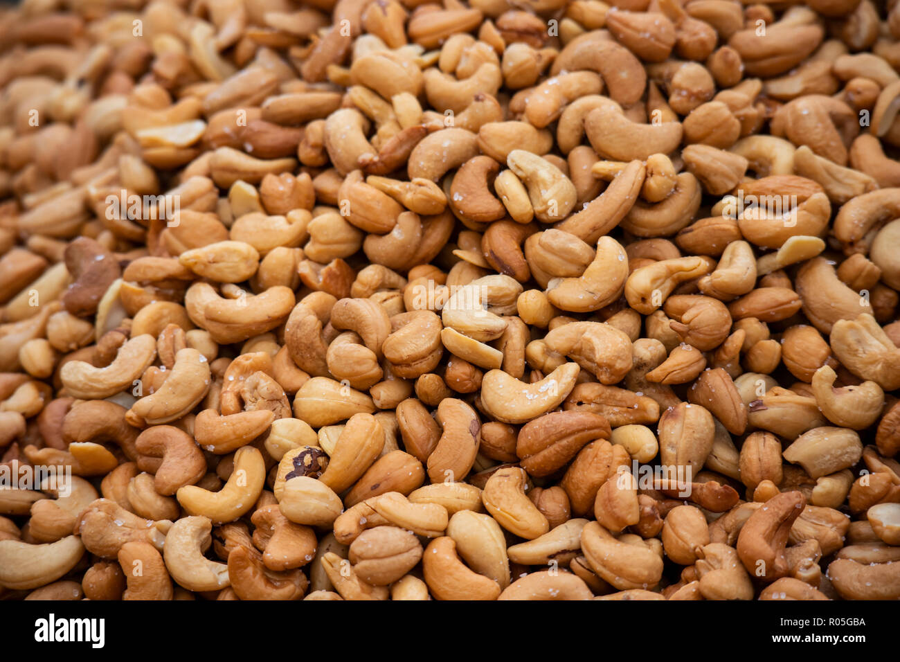 Pila di noci di acagiù Foto stock - Alamy