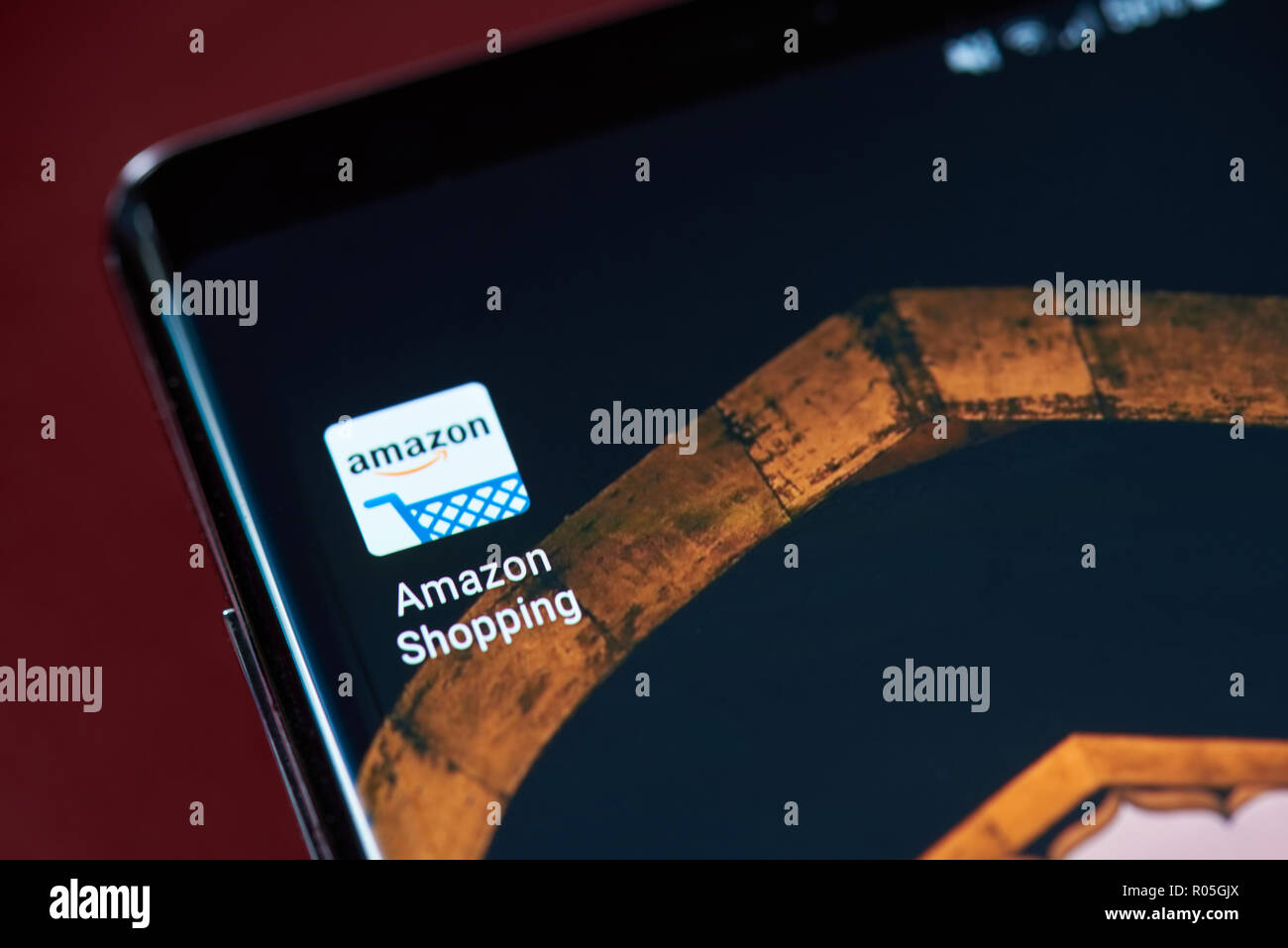 New york, Stati Uniti d'America - 1 Novembre 2018: Amazon shopping app icona sulla schermata dello smartphone vicino la vista Foto Stock