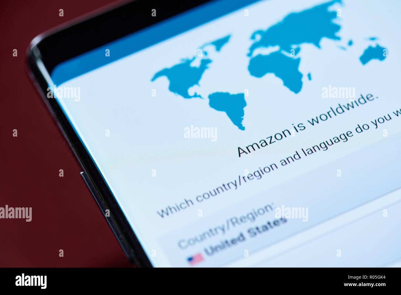 New york, Stati Uniti d'America - 1 Novembre 2018: Amazon in tutto il mondo menu sulla schermata dello smartphone vicino la vista Foto Stock