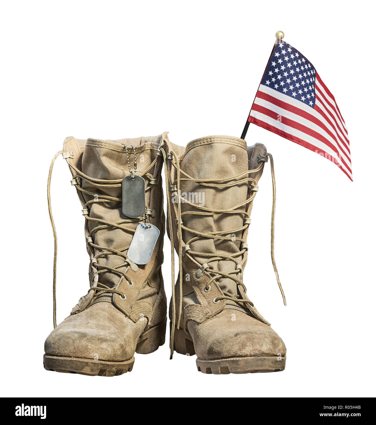 Il vecchio militare stivali da combattimento con la bandiera americana e dog tag, isolato su sfondo bianco. Il Memorial Day o giorno dei veterani del concetto. Foto Stock