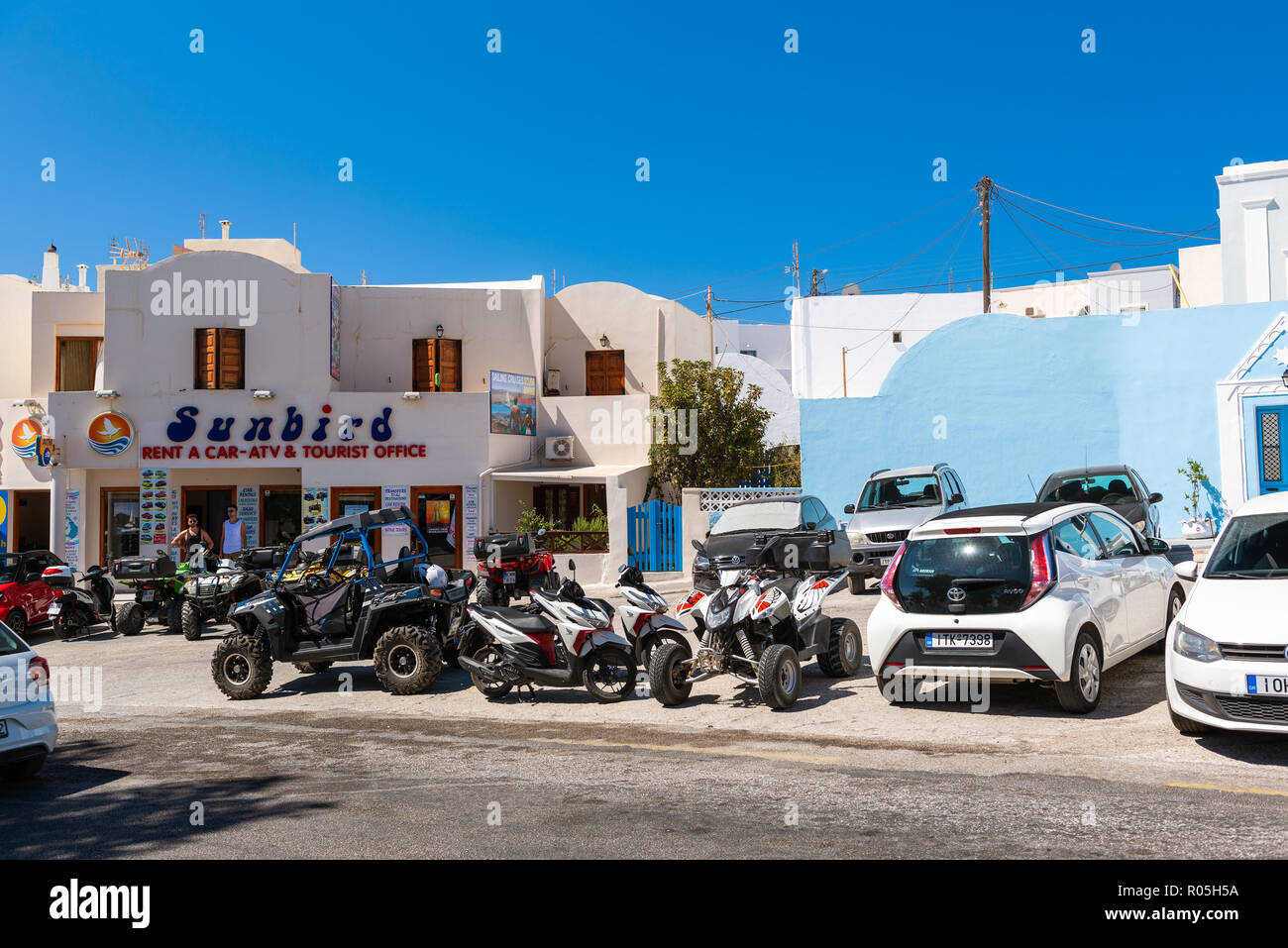SANTORINI, Grecia - Agosto 2018: parcheggiato le auto a noleggio e i quadricicli sono stare vicino ufficio di noleggio a Imerovigli città. Foto Stock
