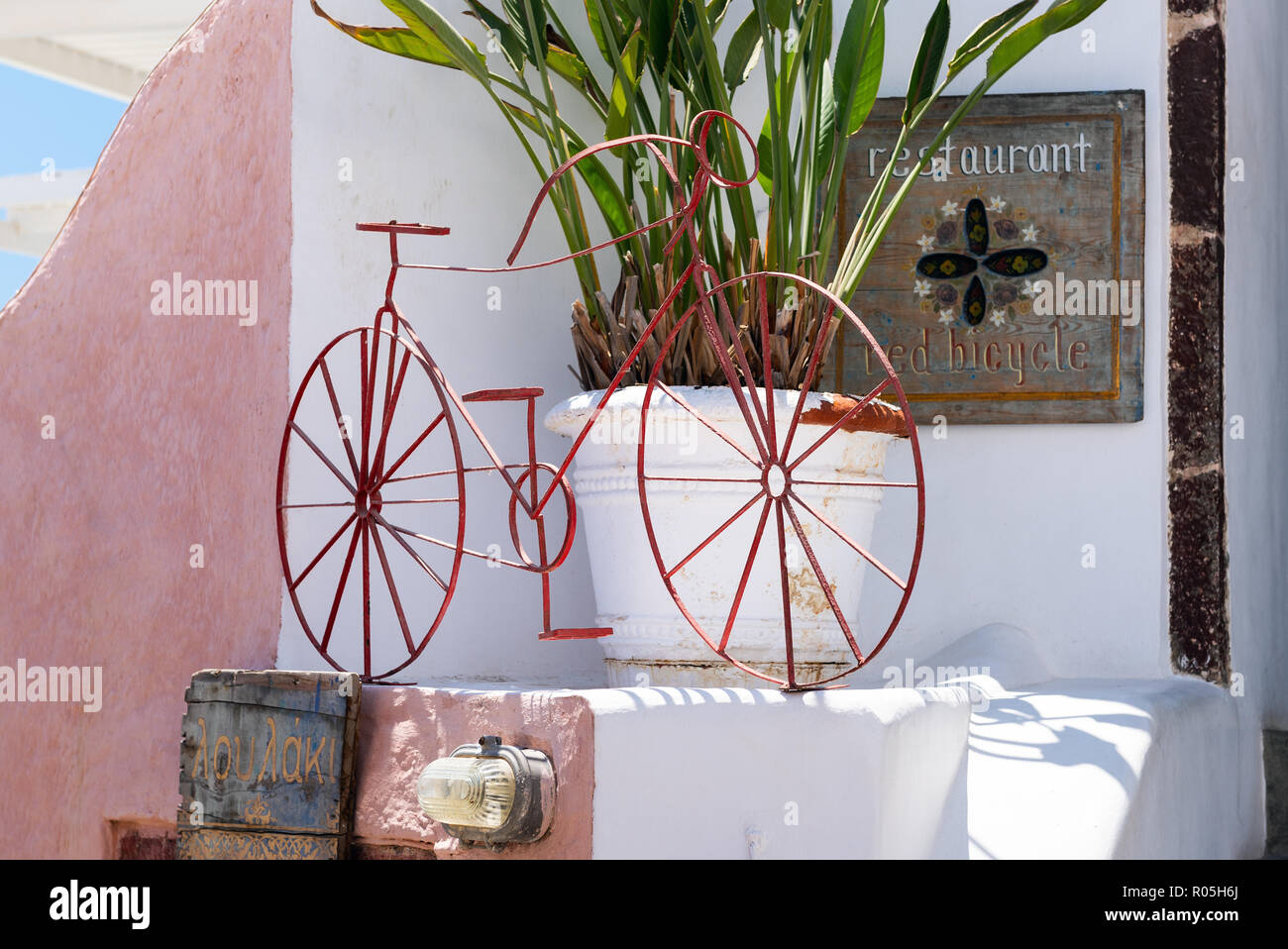 SANTORINI, Grecia - Agosto 2018: vecchia bicicletta vintage è stare come decorazione nei pressi di ingresso ristorante. Foto Stock