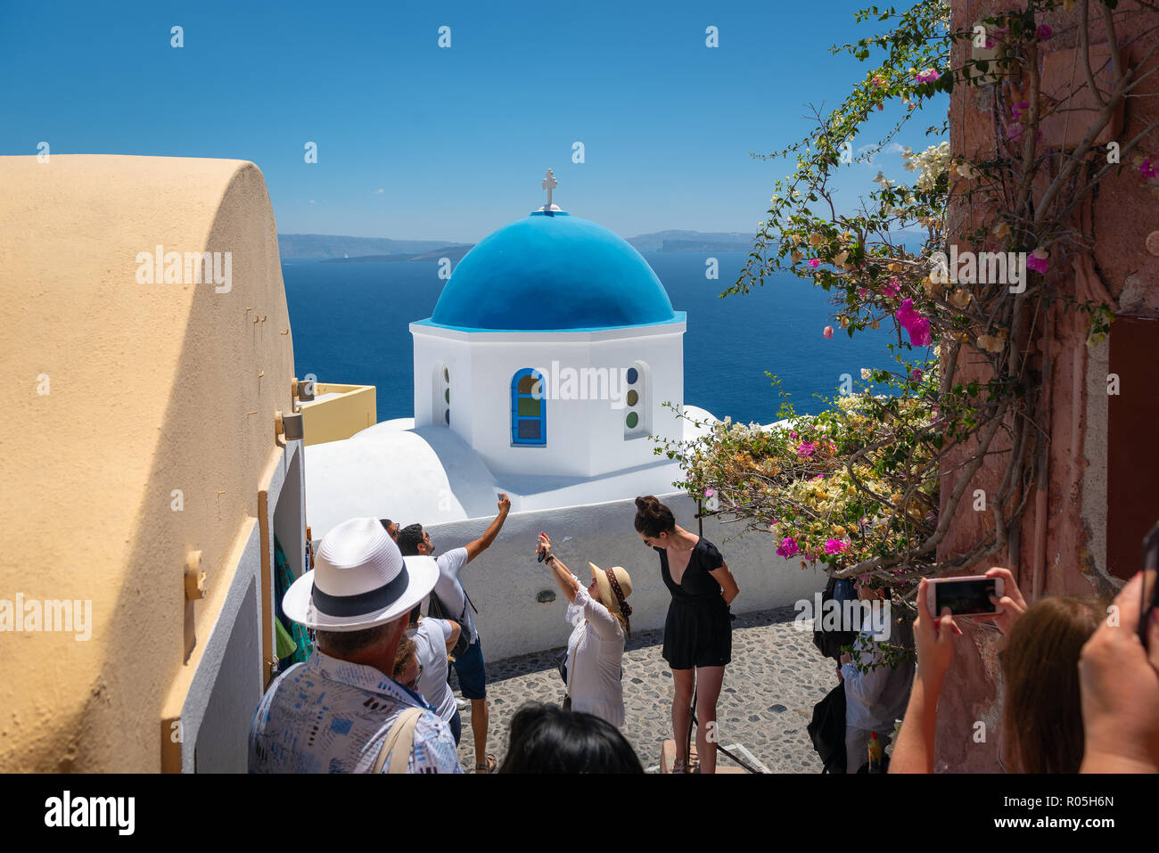 OIA, Grecia - Agosto 2018: Le persone stanno facendo le foto della bella bianco-blu di chiesa. Foto Stock