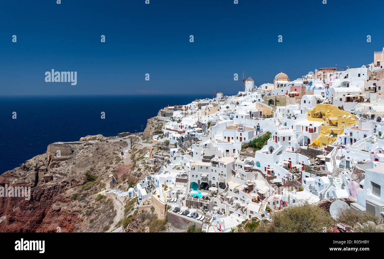 Vista panoramica sulla montagna architettura della cittadina di Oia a Santorini Island, Grecia Foto Stock