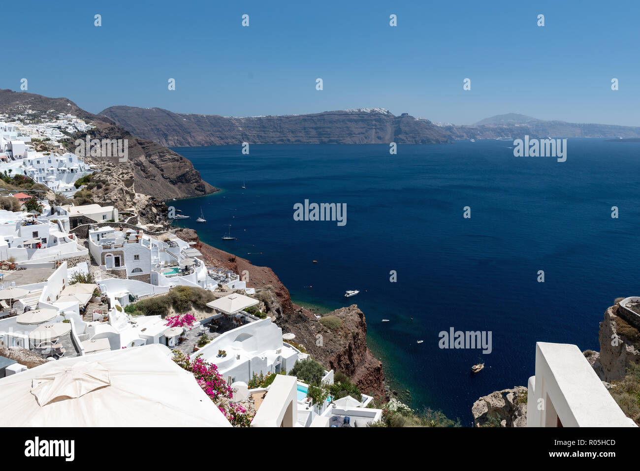 Vista panoramica sulla montagna architettura della cittadina di Oia a Santorini Island, Grecia Foto Stock