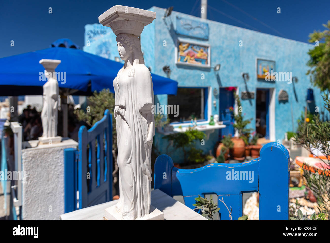 SANTORINI, Grecia - Agosto 2018: Greco sculture antiche sono stare all entrata del villaggio tradizionale presso la cittadina di Oia Foto Stock