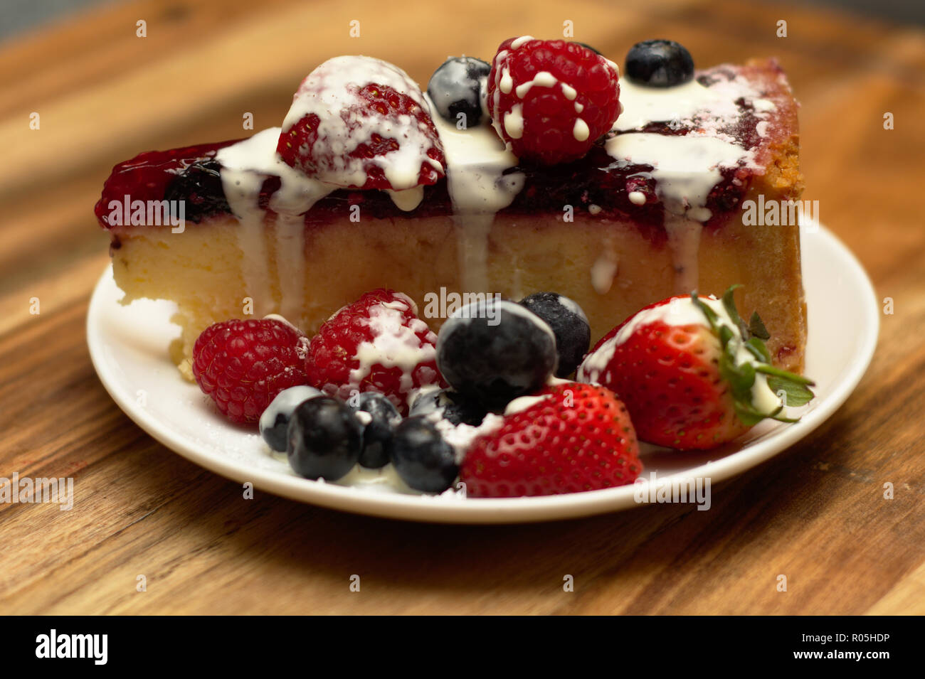 Cheesecake al forno e bacche Foto Stock