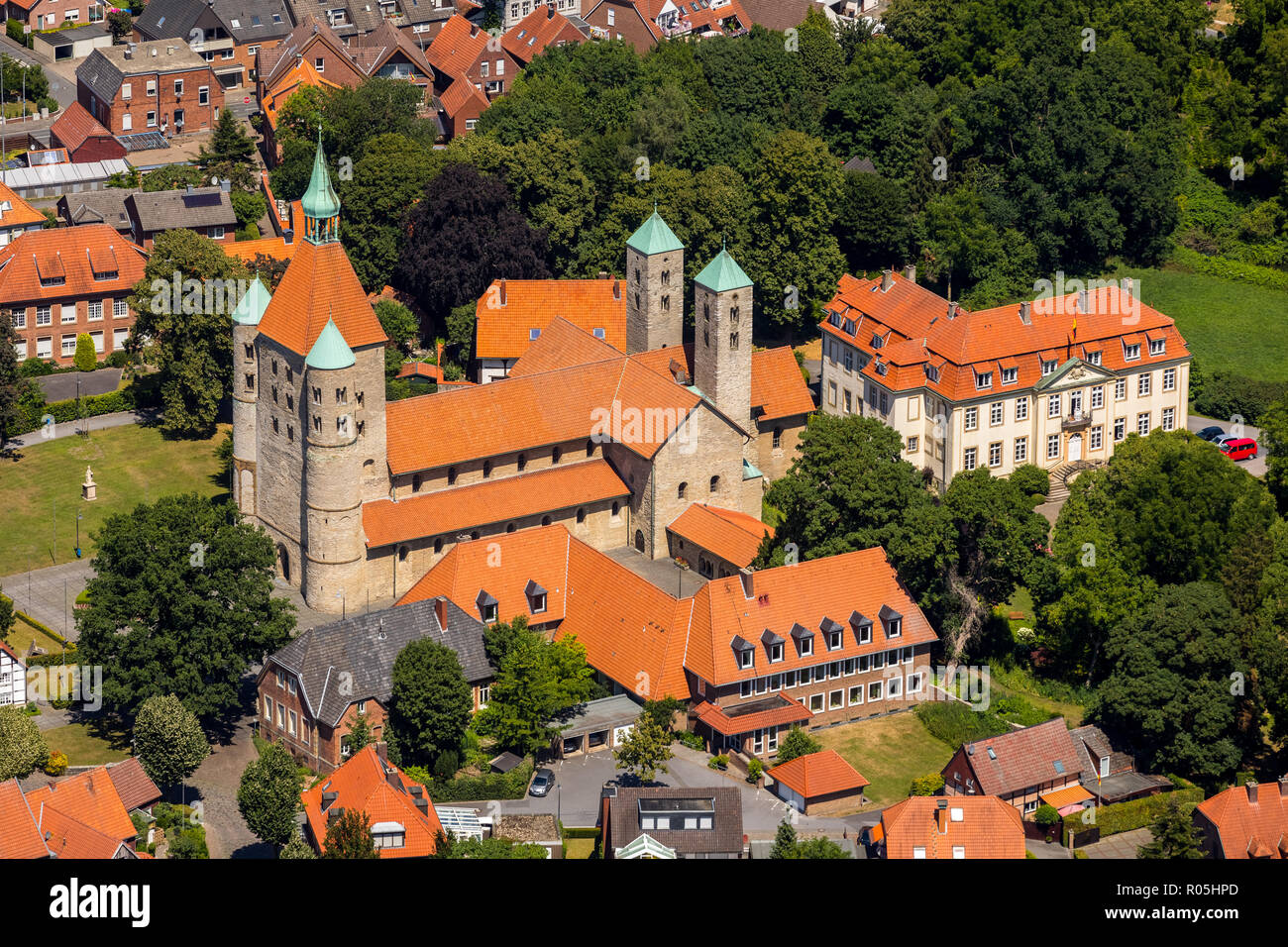 Vista aerea, chiesa collegiata di San Bonifacio Freckenhorst, piazza della chiesa Freckenhorst Castello, Everwordstraße, Freckenhorst, Warendorf, Münsterland, Foto Stock