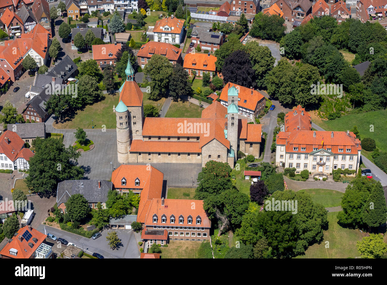 Vista aerea, chiesa collegiata di San Bonifacio Freckenhorst, piazza della chiesa Freckenhorst Castello, Everwordstraße, Freckenhorst, Warendorf, Münsterland, Foto Stock