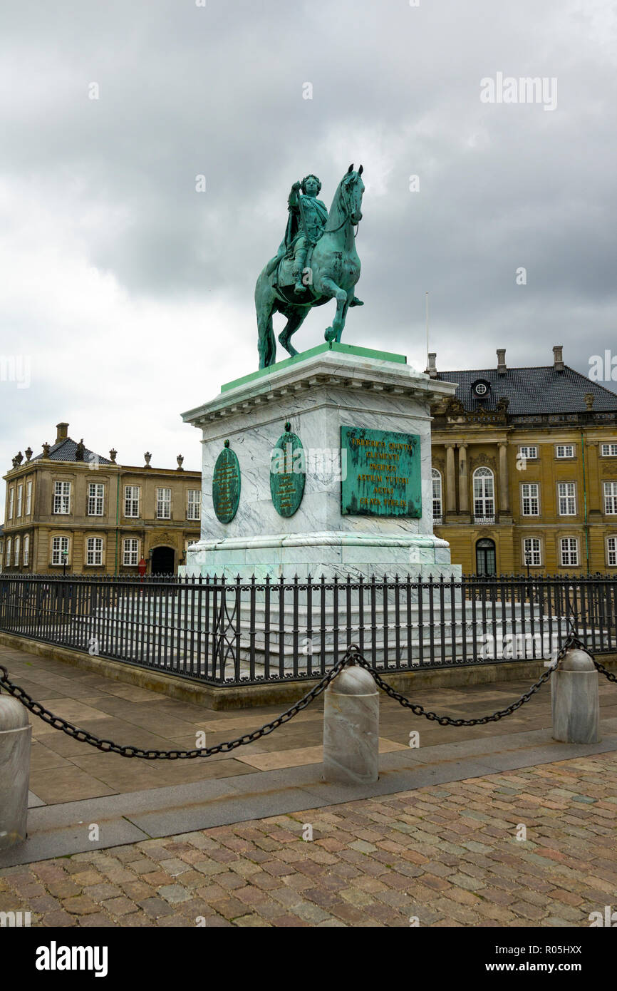 Statua equestre di Amalienborg fondatore il re Federico V nel Palazzo Amalienborg courtyard Copenhagen DANIMARCA città capitale Foto Stock