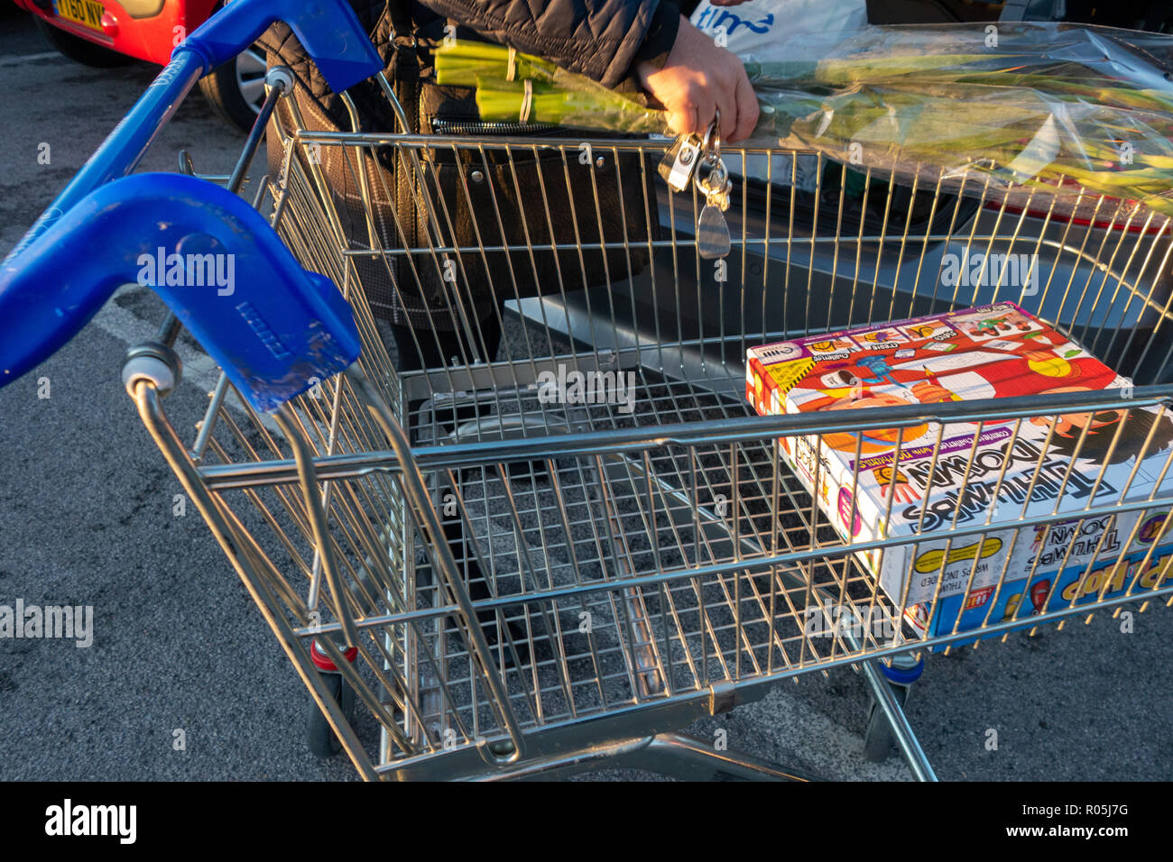 Quasi vuoto supermercato carrello della spesa Foto Stock
