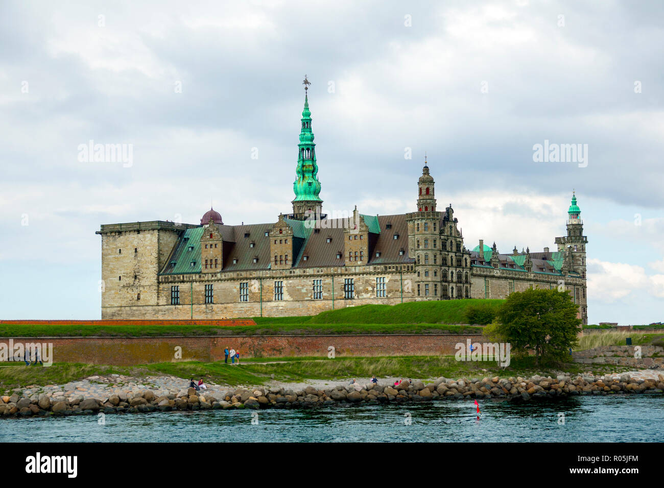 Il Castello di Kronborg e fortificazione a Helsingor noto anche come Elsinore in Danimarca orientale Foto Stock