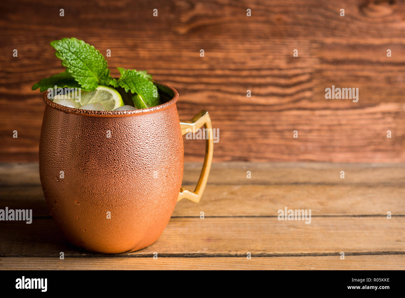 Cold Moscow Mule cocktail nella tazza di rame sullo sfondo rustico.  Profondità di campo Foto stock - Alamy