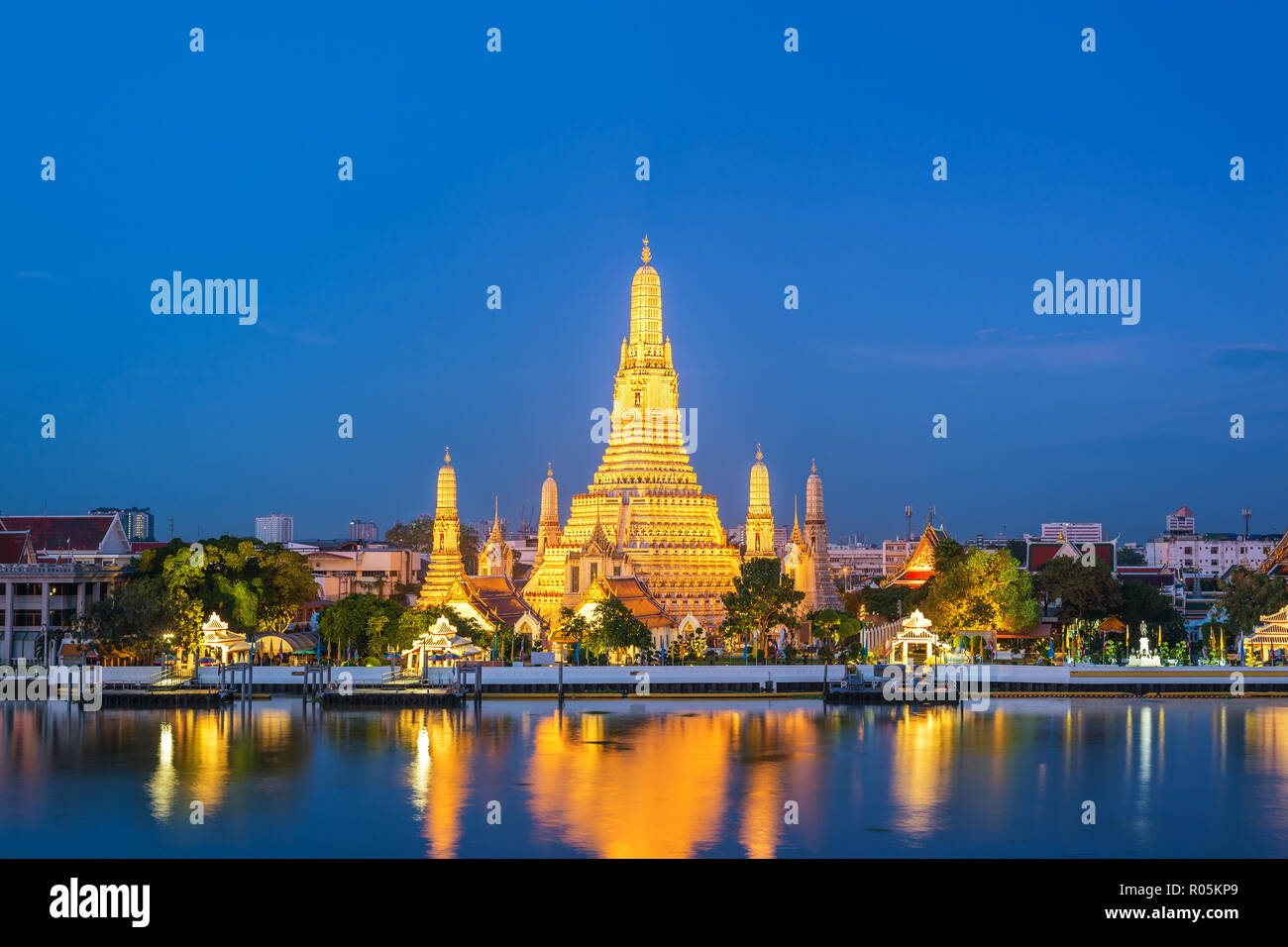 Bangkok in Thailandia, la notte dello skyline della città di Wat Arun tempio e il fiume Chao Phraya Foto Stock