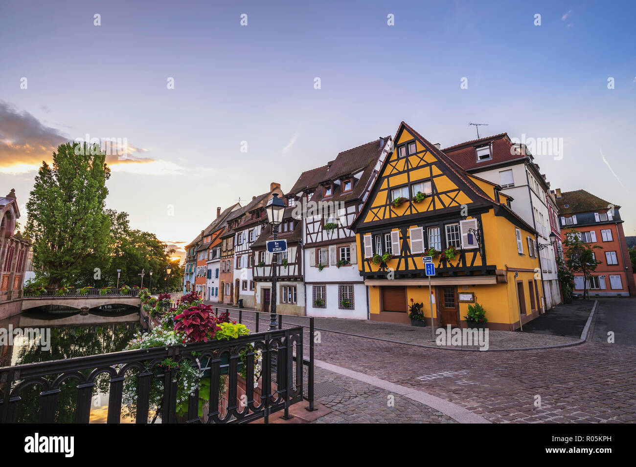 Colmar Francia, colorato a metà Timber House sunrise skyline della città Foto Stock