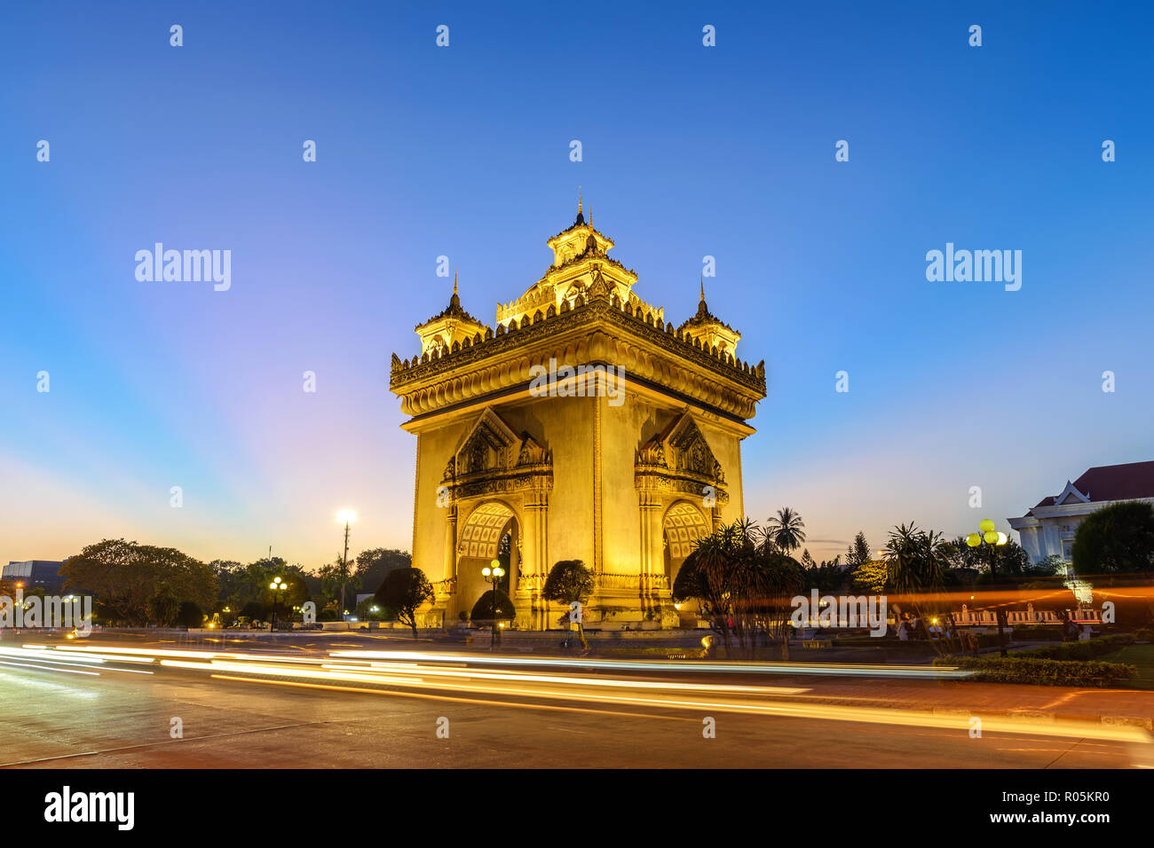 Vientiane Laos, tramonto skyline della città a Patuxai (Patuxay) Foto Stock