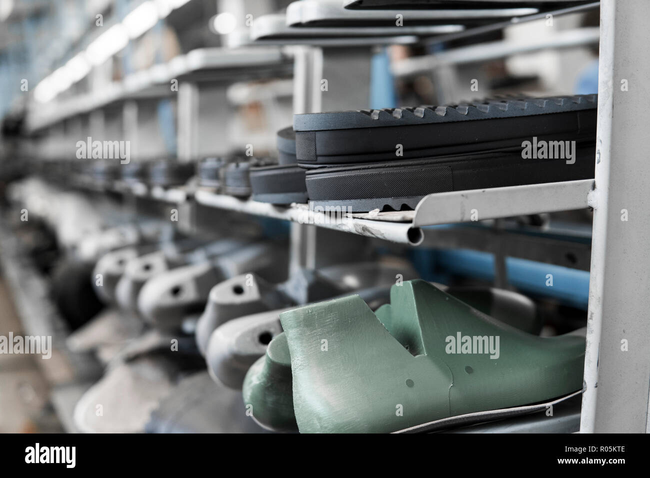 Il convogliatore in una fabbrica di scarpe con scarpa e la suola. La produzione di massa di calzature. Foto Stock