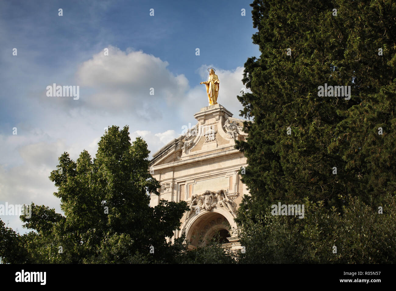 Una vista della facciata della basilica di Santa Maria degli Angeli e dei Martiri in Assisi, Italia. Foto Stock