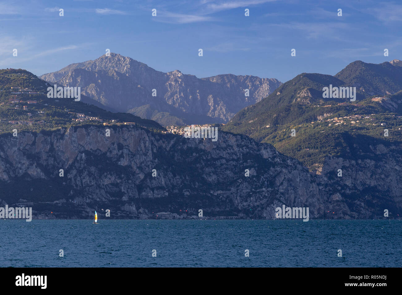 Barca a vela sul Lago di Garda a Malcesini nel nord Italia Foto Stock