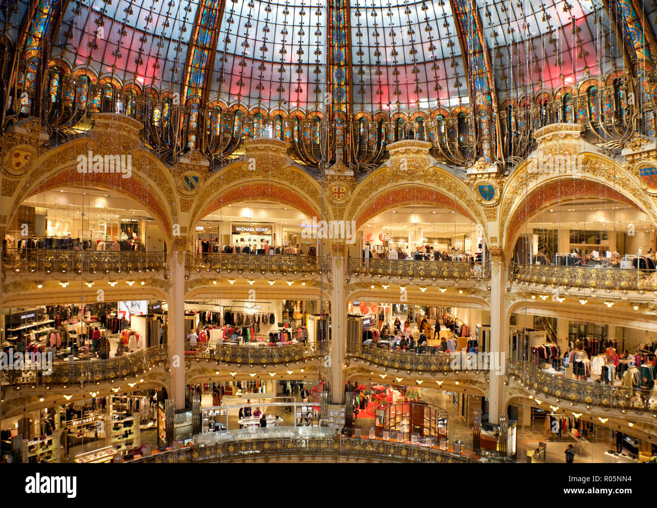 Interno di Galeries Lafayette, department store di Parigi Foto Stock