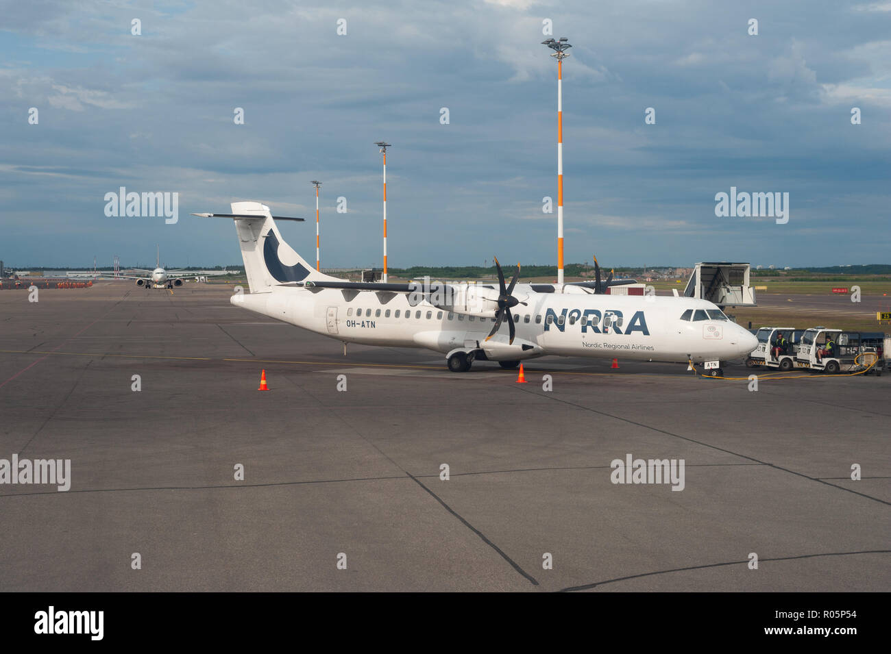 04.06.2018 - Helsinki, Finlandia, Europa - un Norra ATR-72 piano passeggero è parcheggiata in corrispondenza di una posizione remota a Helsinki Vantaa Airport. Foto Stock
