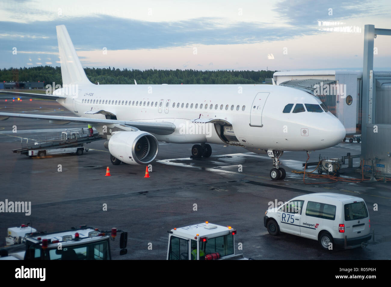 22.06.2018 - Helsinki, Finlandia, Europa - un A320 piano passeggeri della società di leasing Getjet è parcheggiata in corrispondenza di un cancello a Helsinki Vantaa Airport. Foto Stock
