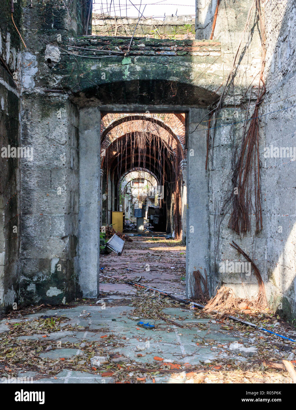 Il vecchio edificio abbandonato in Intramuros, Manila, Filippine Foto Stock