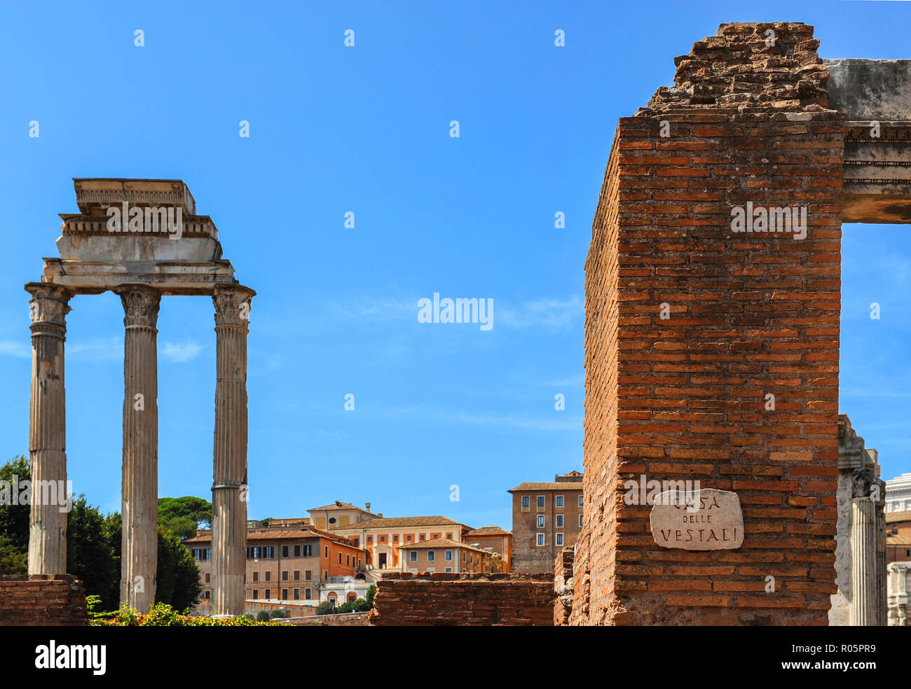 Vista sul Tempio di Venere Genitrice e il frammento della Vestale House presso il Foro Romano Foto Stock