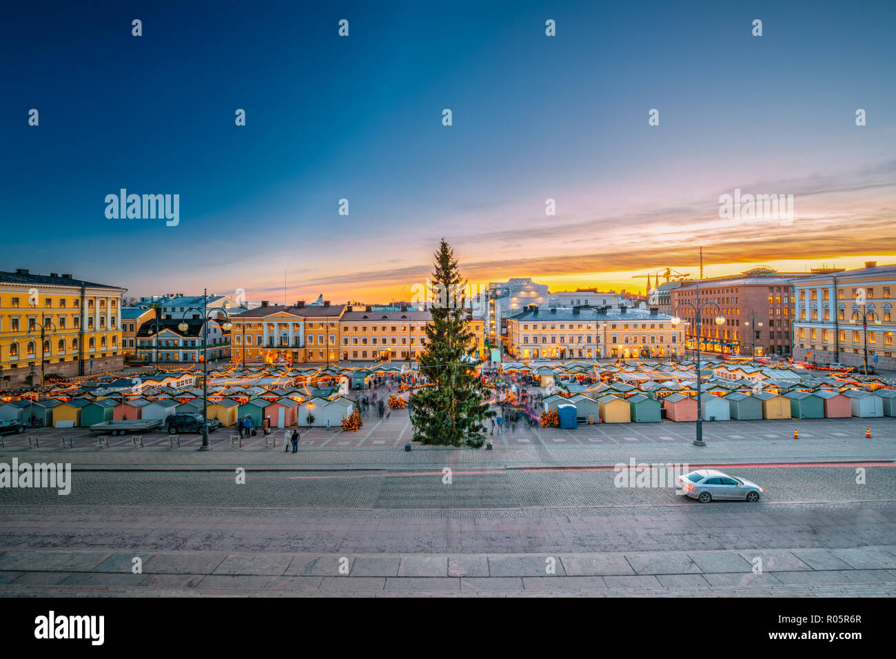 Helsinki, Finlandia. Natale Mercatini di Natale con albero di Natale sulla Piazza del Senato in Sunset Sunrise sera luminarie. Foto Stock