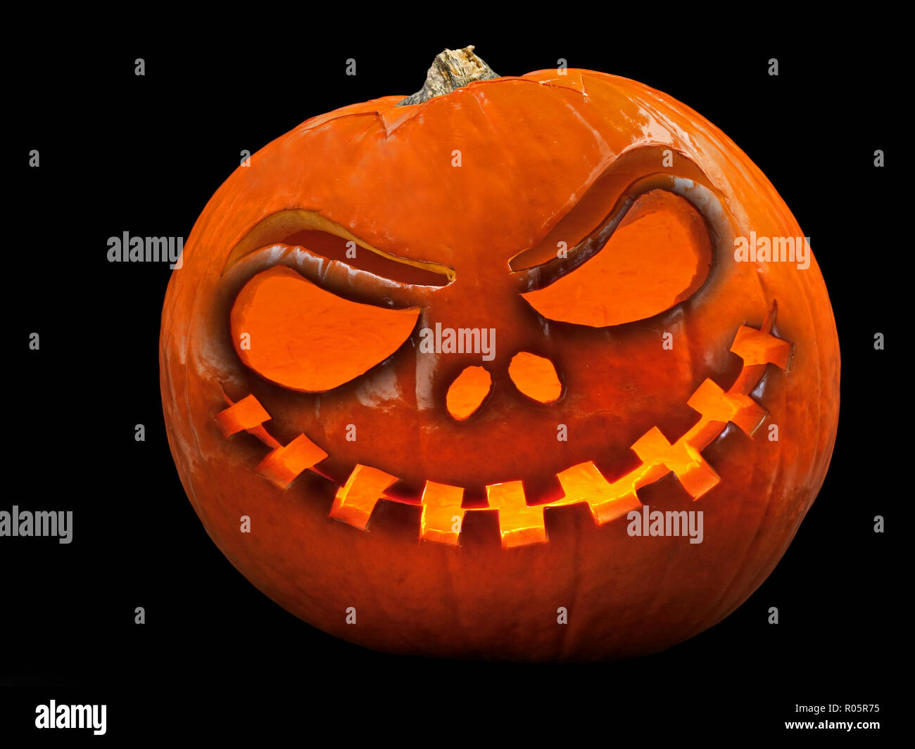 Zucca di Halloween, scary face isolati su sfondo nero Foto Stock