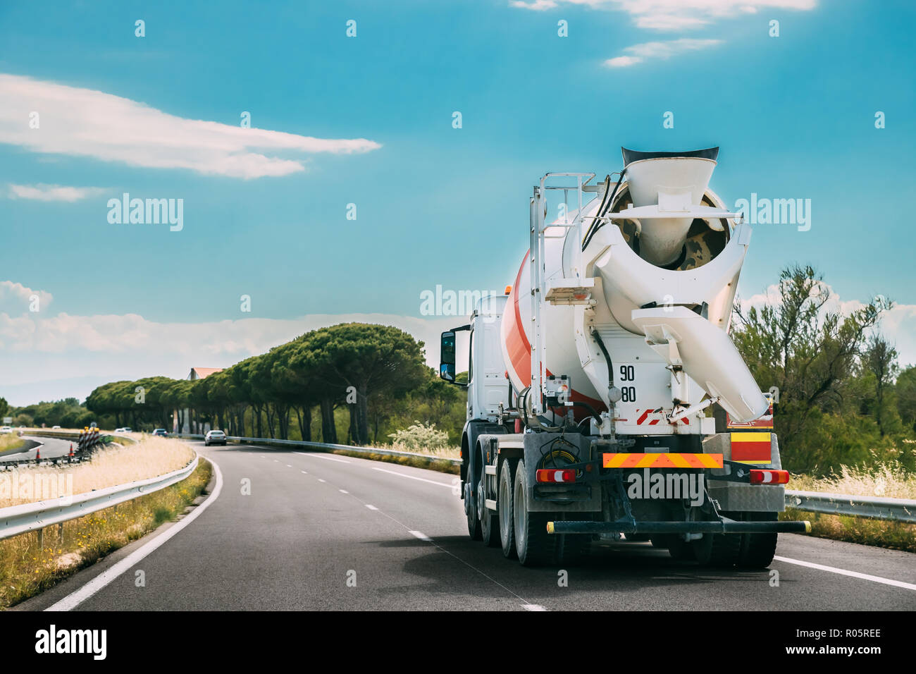 Calcestruzzo speciale carrello di trasporto in transito Unità miscelatore in moto sulla strada di campagna, Freeway. Autostrada autostrada Autostrada. Unità di Business e di trasporto Foto Stock